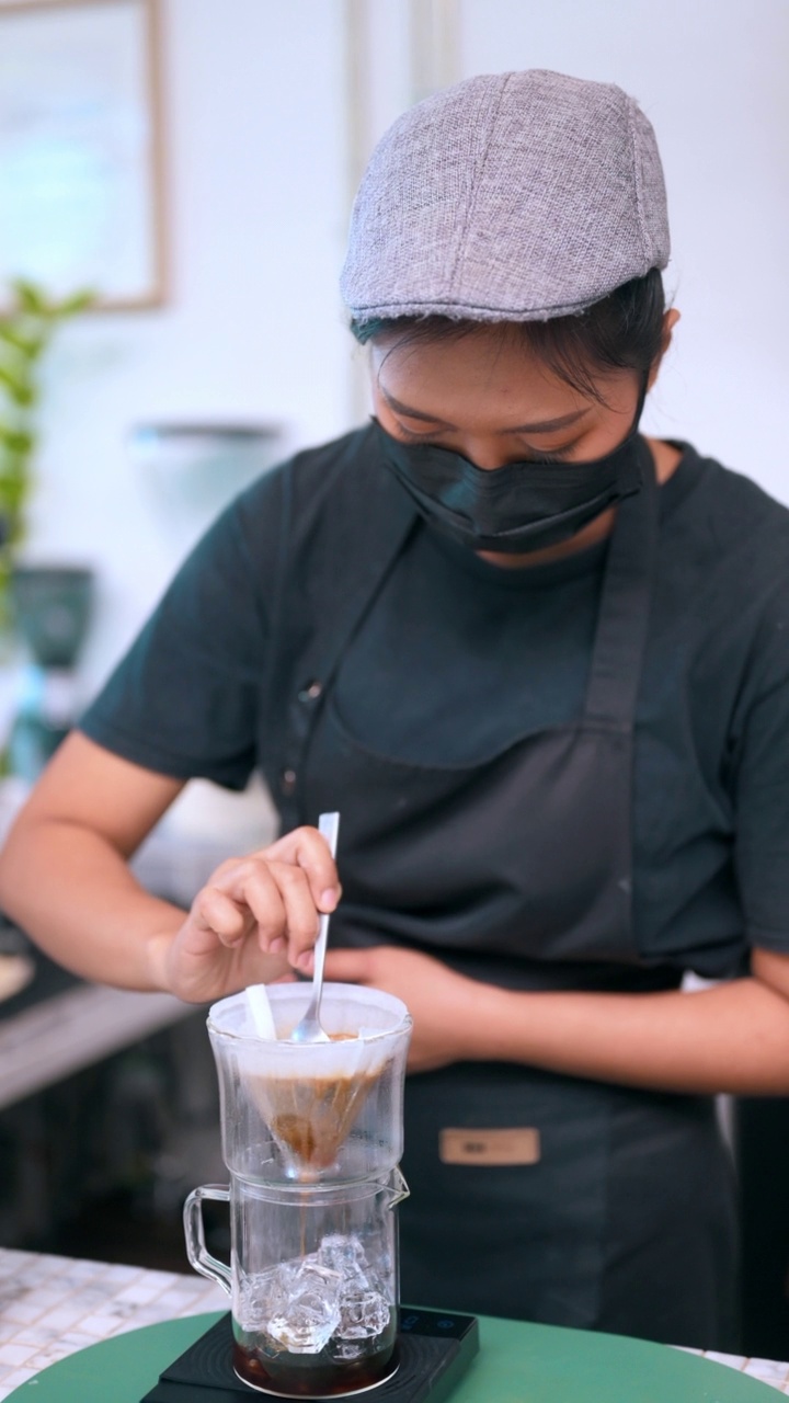 年轻的女咖啡师戴着口罩视频素材