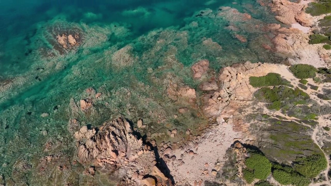 意大利撒丁岛的Isola Rossa海岸线视频素材