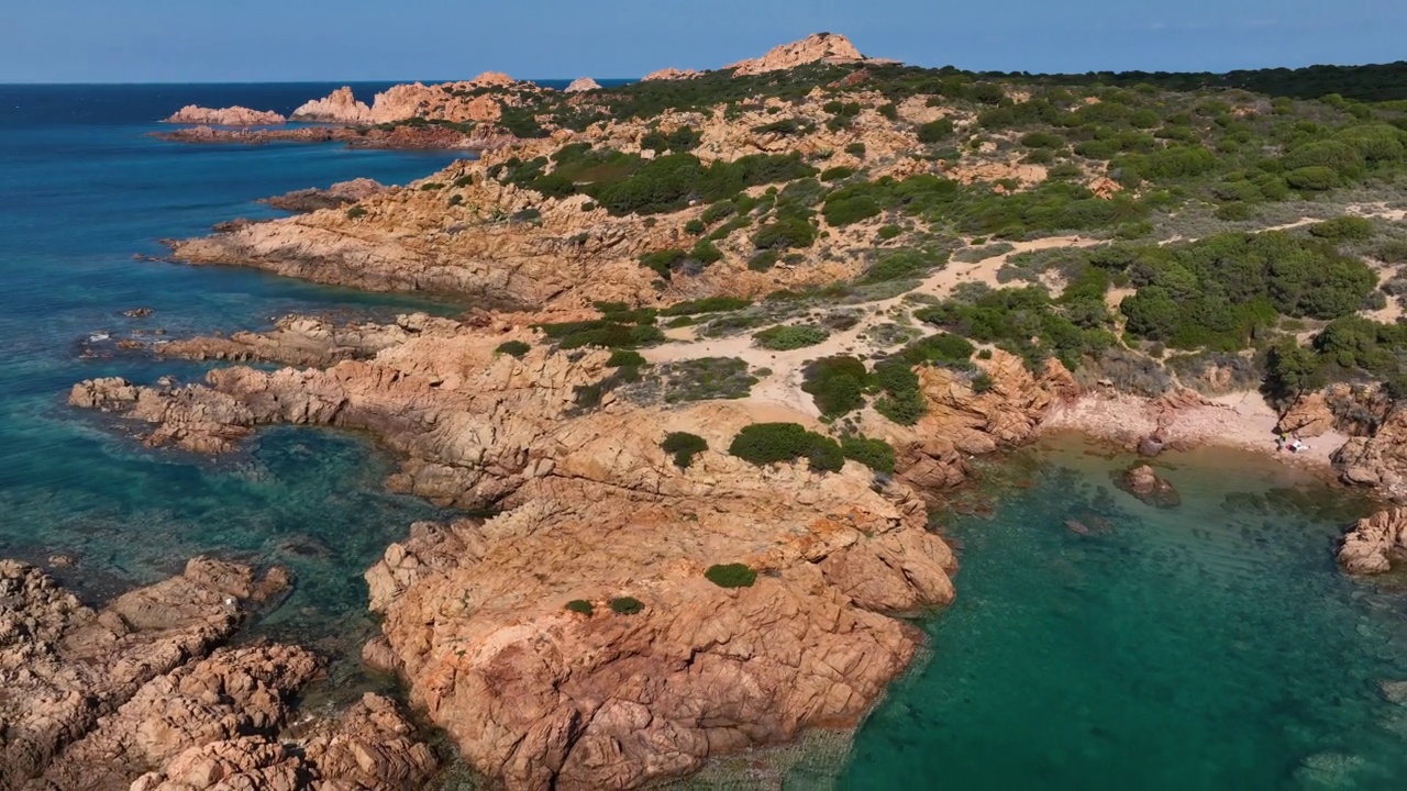 意大利撒丁岛的Isola Rossa海岸线视频素材