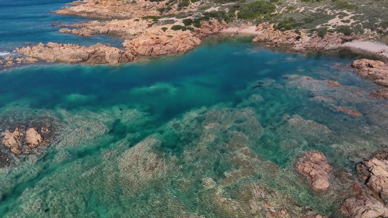 意大利撒丁岛的Isola Rossa海岸线视频素材