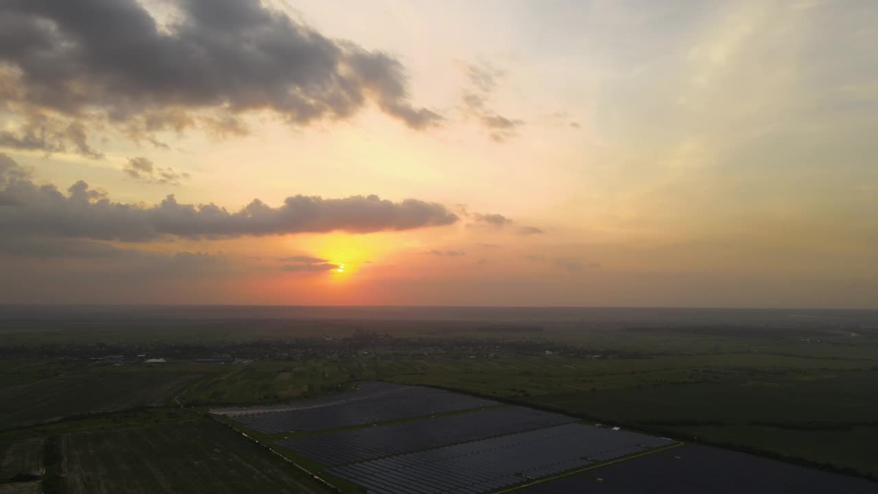 大型可持续发电厂的鸟瞰图，夜间有一排排的太阳能光伏电池板，用于生产清洁的电能。零排放的可再生电力概念视频素材