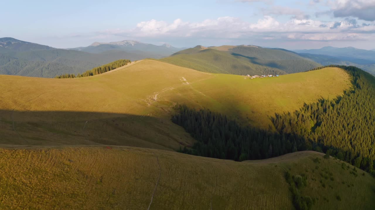 在一个阳光明媚的日子里，一架无人机在高山牧场上拍摄的令人惊叹的镜头。视频素材