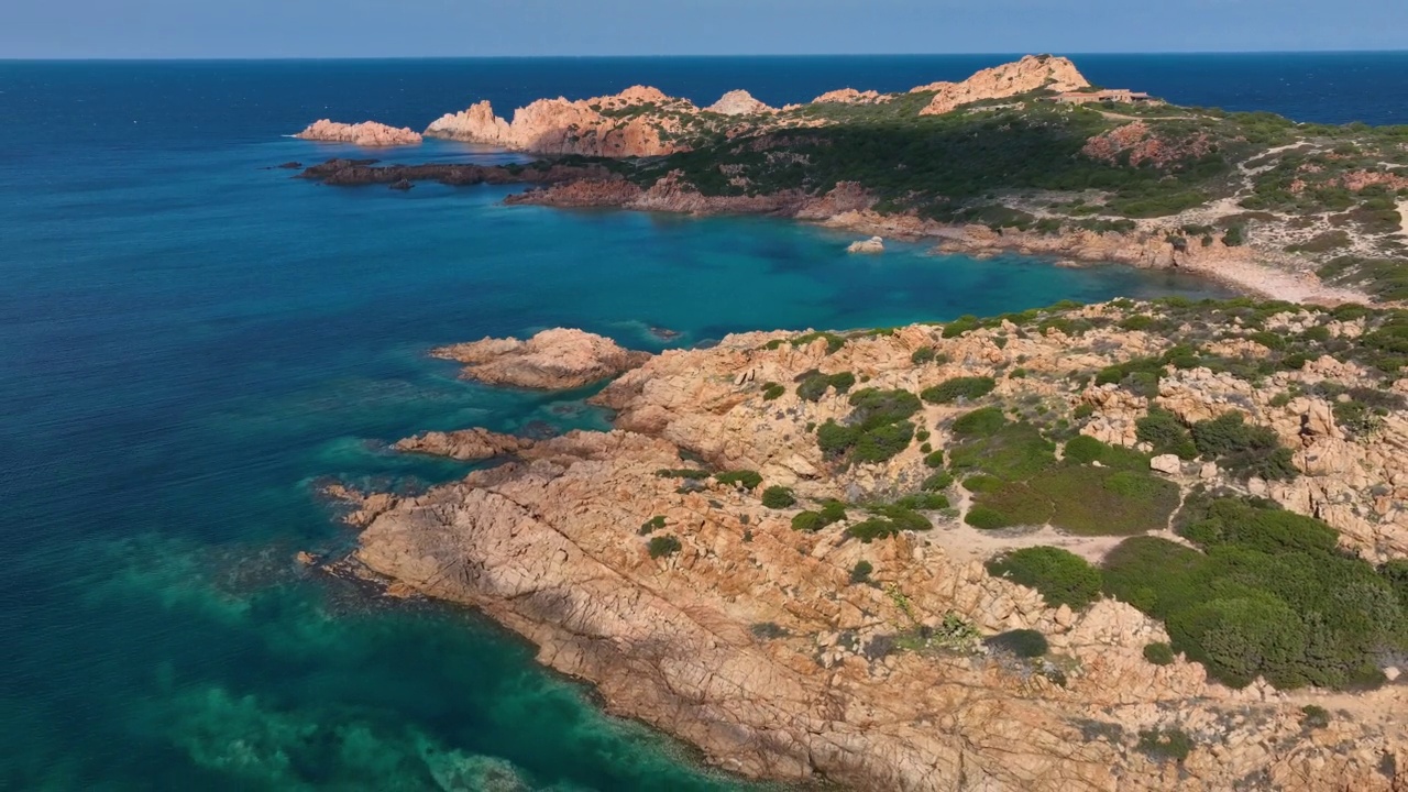 意大利撒丁岛的Isola Rossa海岸线视频素材