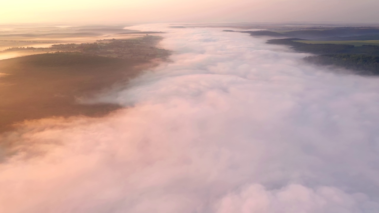 从鸟瞰雾蒙蒙的德涅斯特河峡谷的迷人全景。视频素材