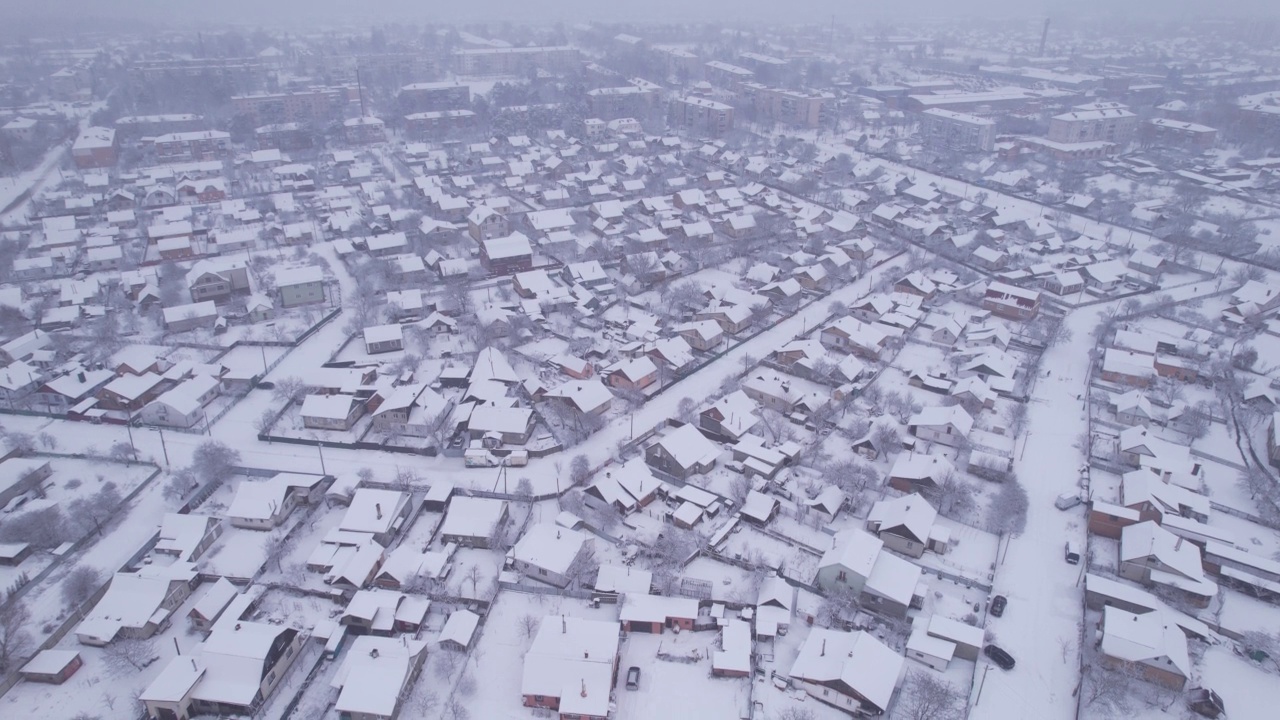 冬季鸟瞰图，雪村有私人住宅和花园地块视频素材