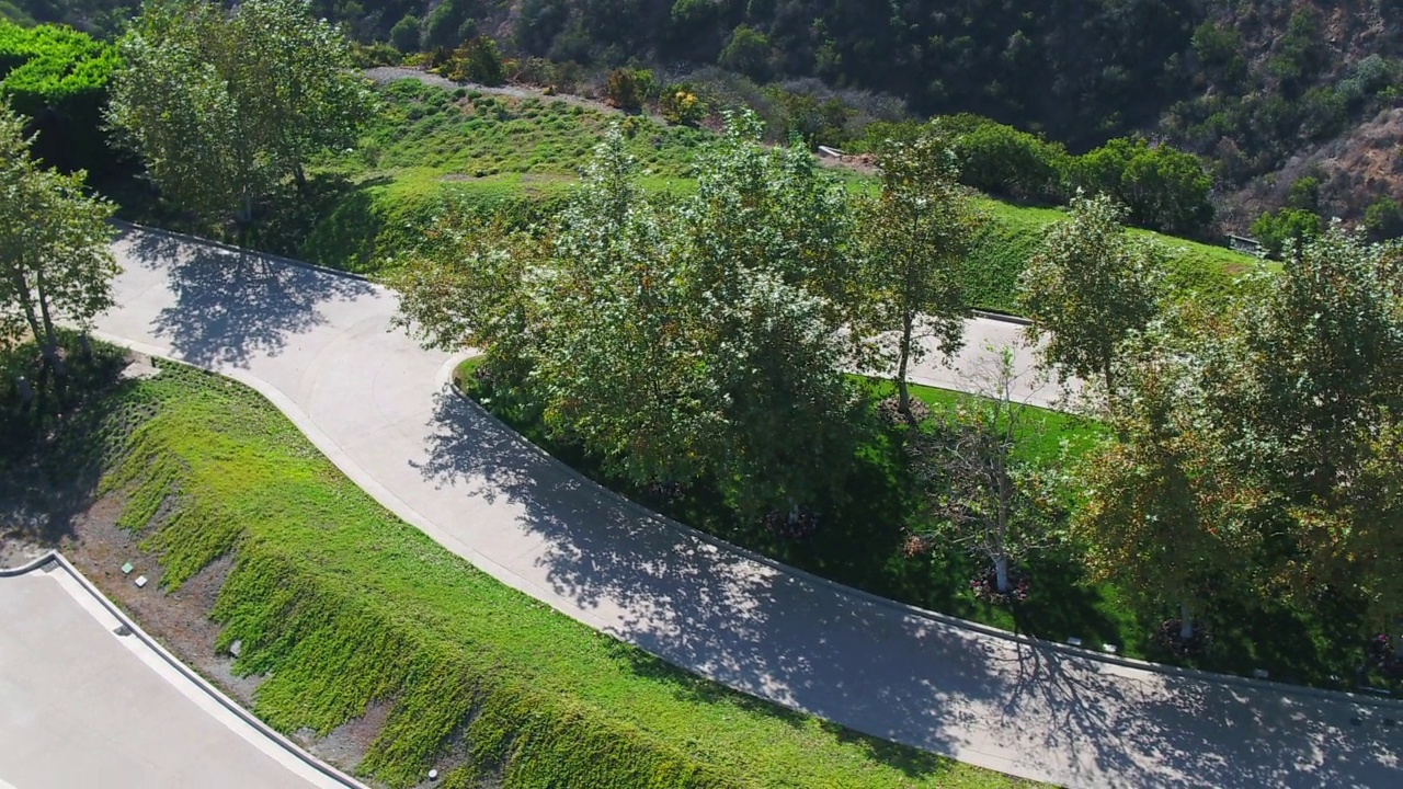 空中向后拍摄的自然绿色山丘上的空路-文图拉，加利福尼亚视频素材