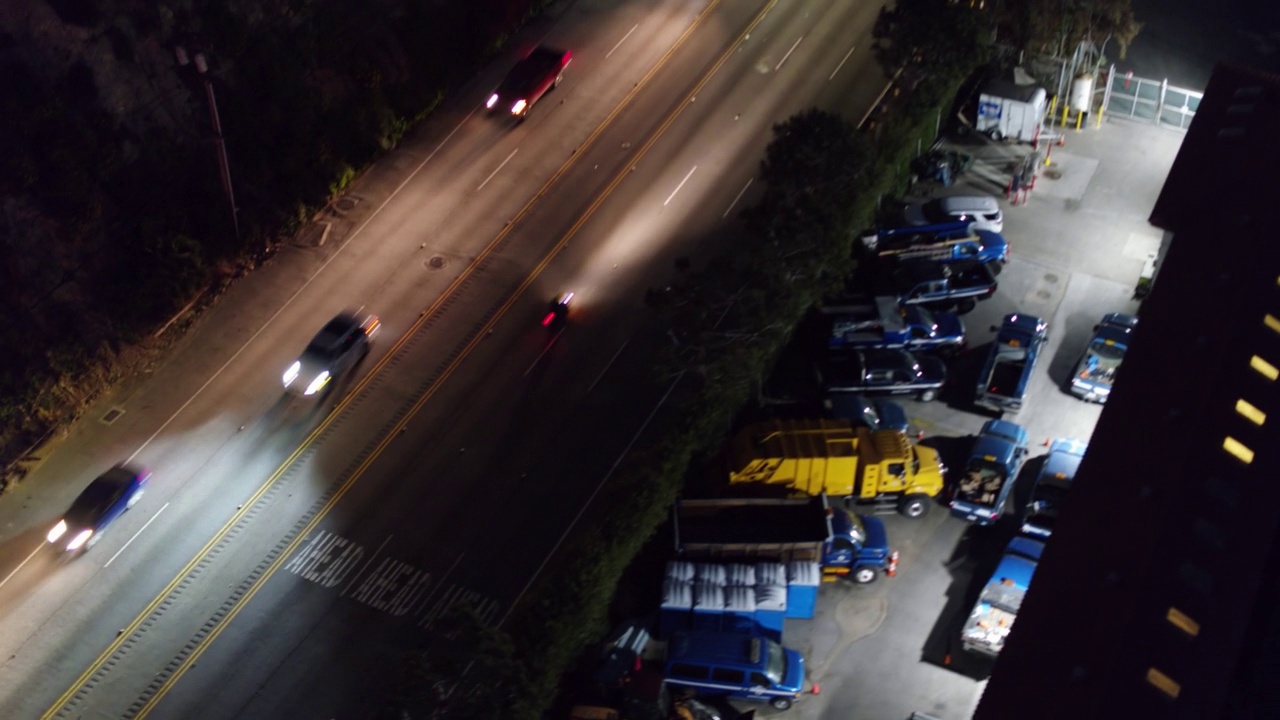 空中向后上升拍摄的汽车在城市道路上行驶的夜晚-圣莫尼卡，加利福尼亚视频素材