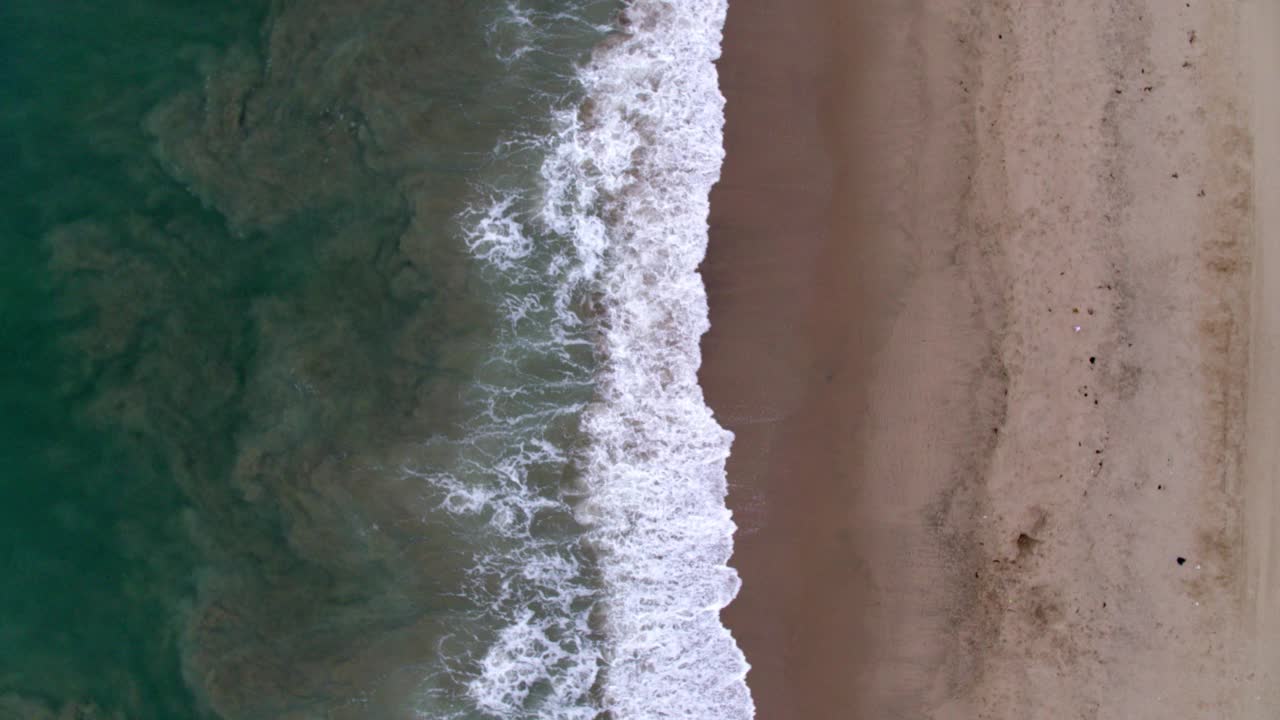 空中顶部前拍的海浪溅在海滩景观-圣莫尼卡，加利福尼亚视频素材