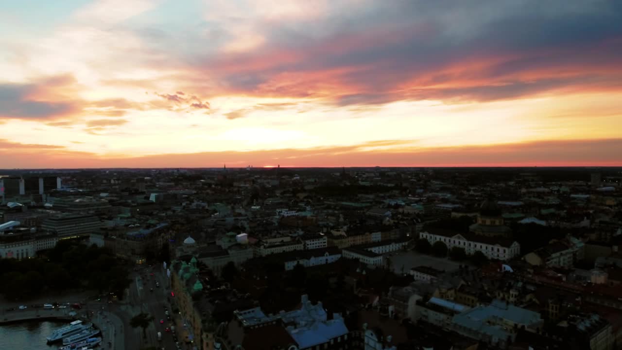 航拍美丽的城市在夕阳下的天空-斯德哥尔摩，瑞典视频素材