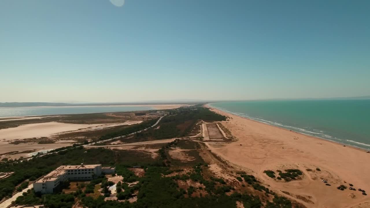 在阳光明媚的一天，空中向后看酒店建筑的美丽景色-杰尔巴，突尼斯视频素材