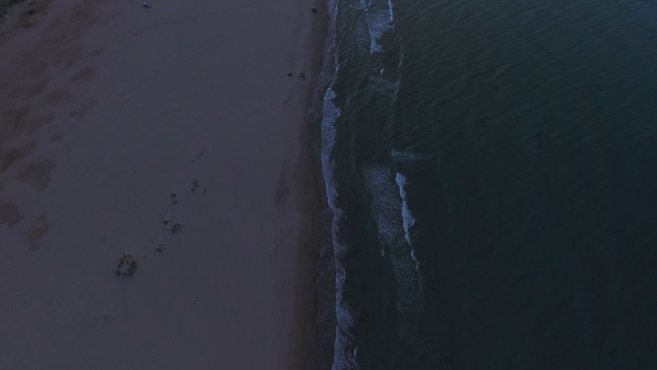 空中倾斜在海滩的海岸线风景日落-杰尔巴，突尼斯视频素材