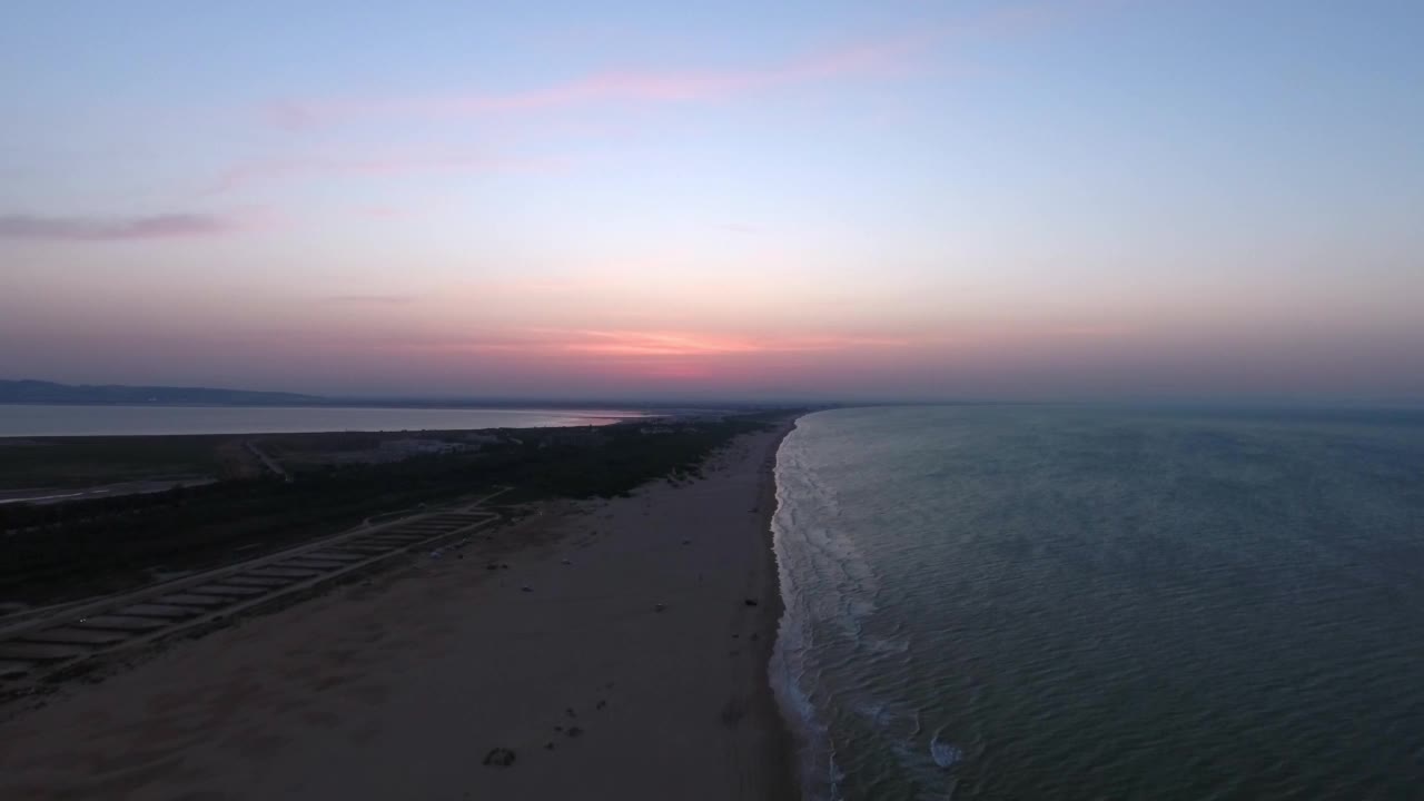 空中向前风景拍摄在海滩海岸线对天空在日落期间-杰尔巴，突尼斯视频素材