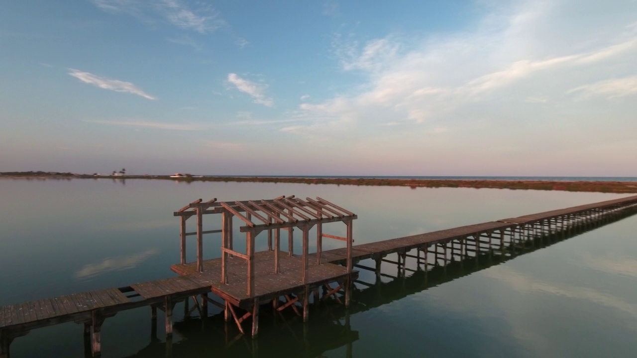 在宁静的日落期间，空中向前平移拍摄的风景桥-杰尔巴，突尼斯视频素材