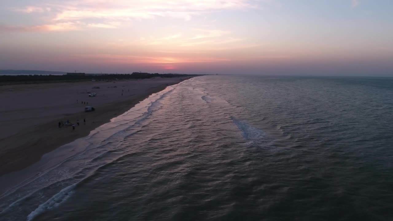 空中向后拍摄的游客在日落期间探索海岸线度假-杰尔巴，突尼斯视频素材