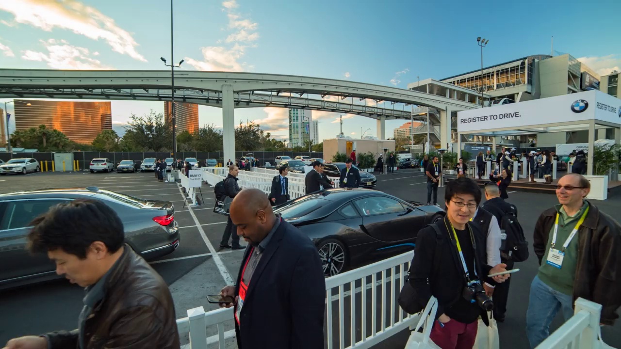 时间推移平移镜头的人在城市汽车车间在日落-拉斯维加斯，内华达州视频素材