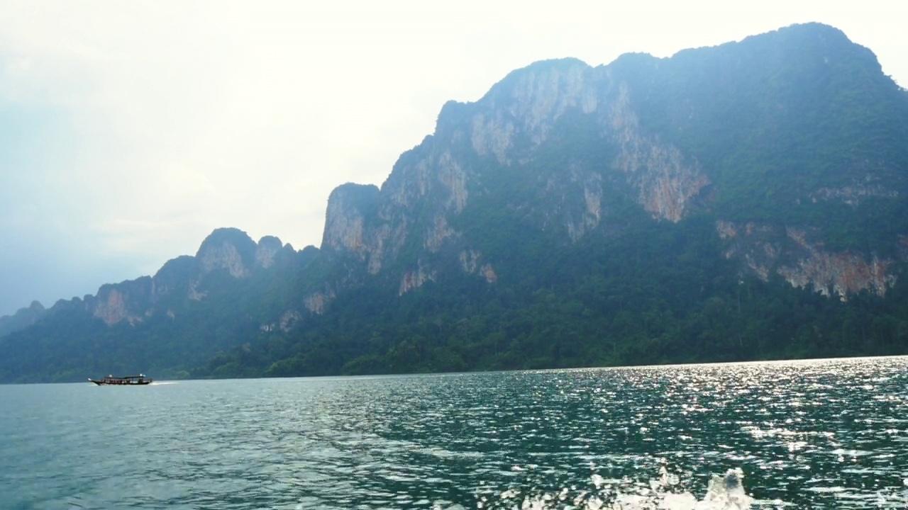 在海中以速度通过山脉移动的航海船-披披岛，泰国视频素材