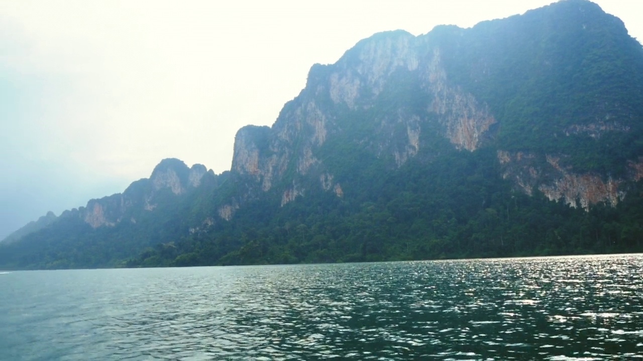 摩托艇在山海中移动的风景-披披岛，泰国视频素材