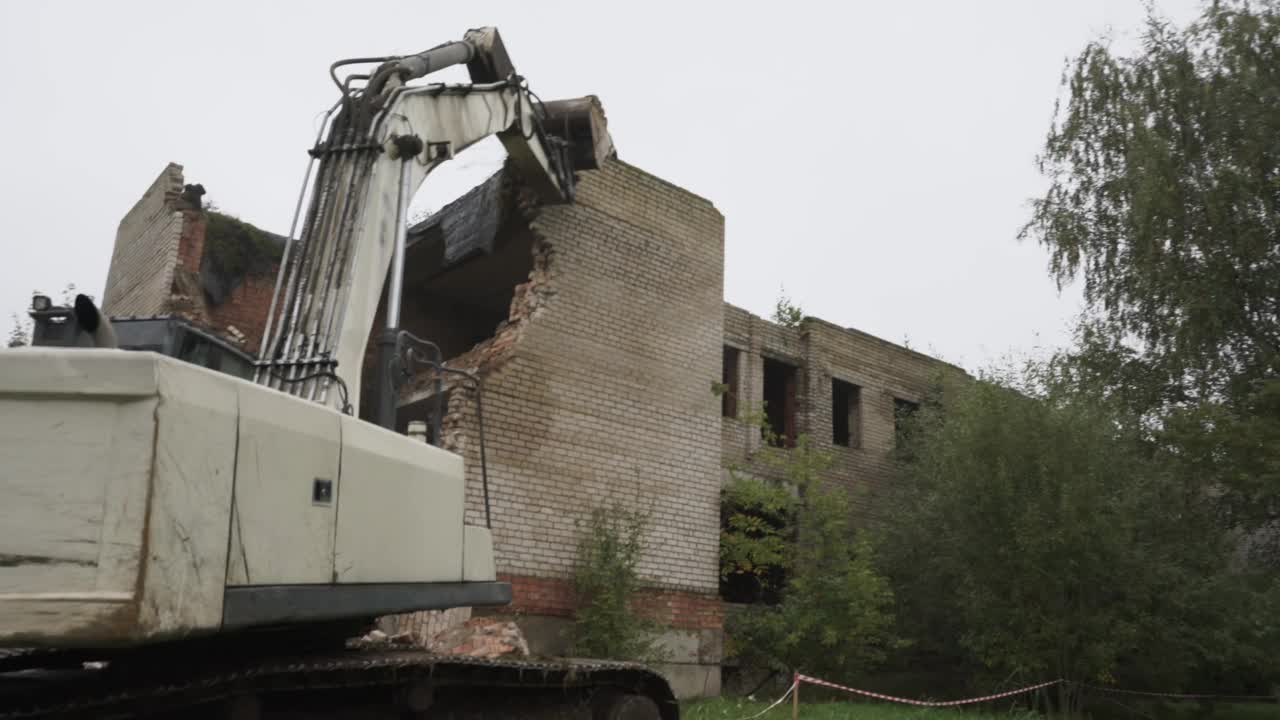 推土机拆除建筑物旧砖墙视频素材