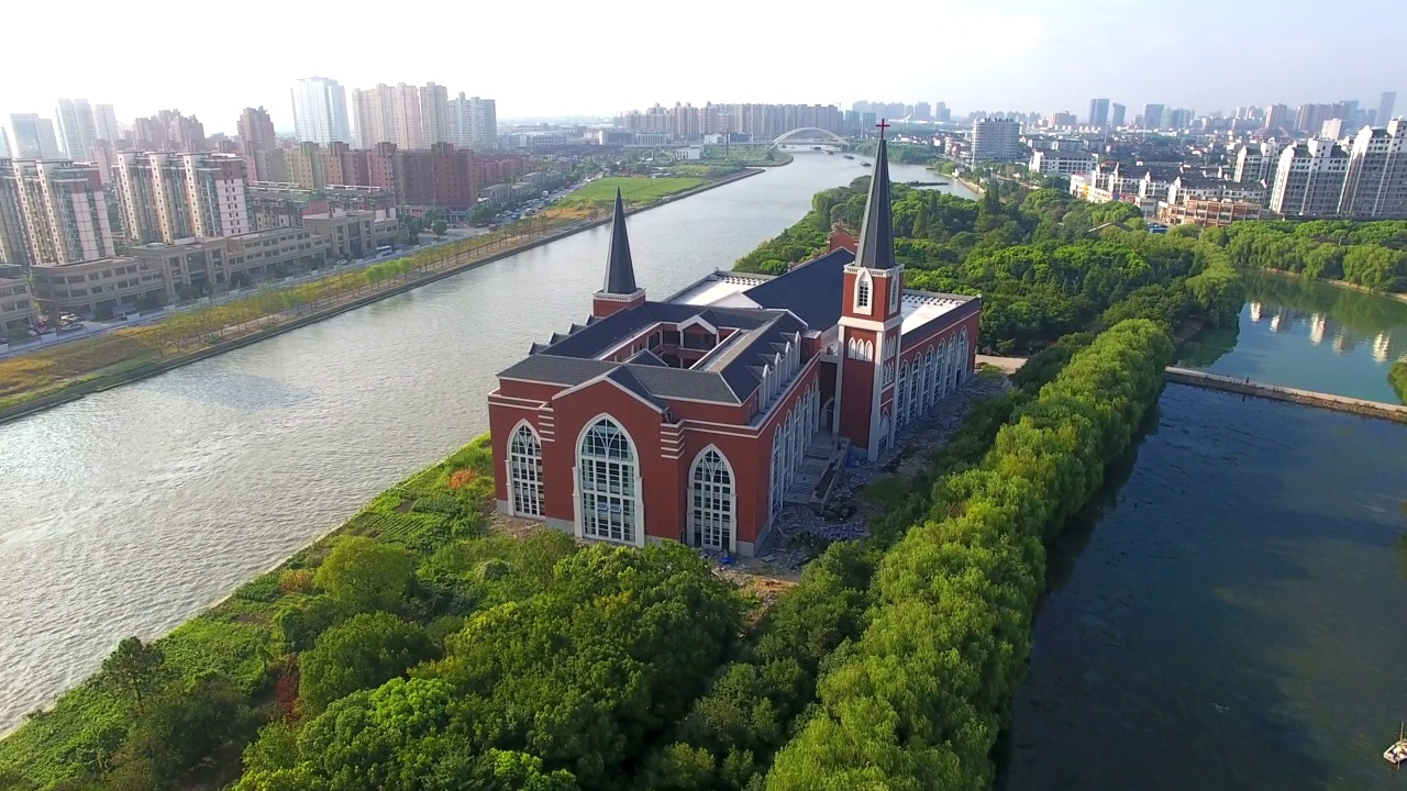 在中国苏州大运河岸边，一座新建成的教堂在空中飞翔视频素材