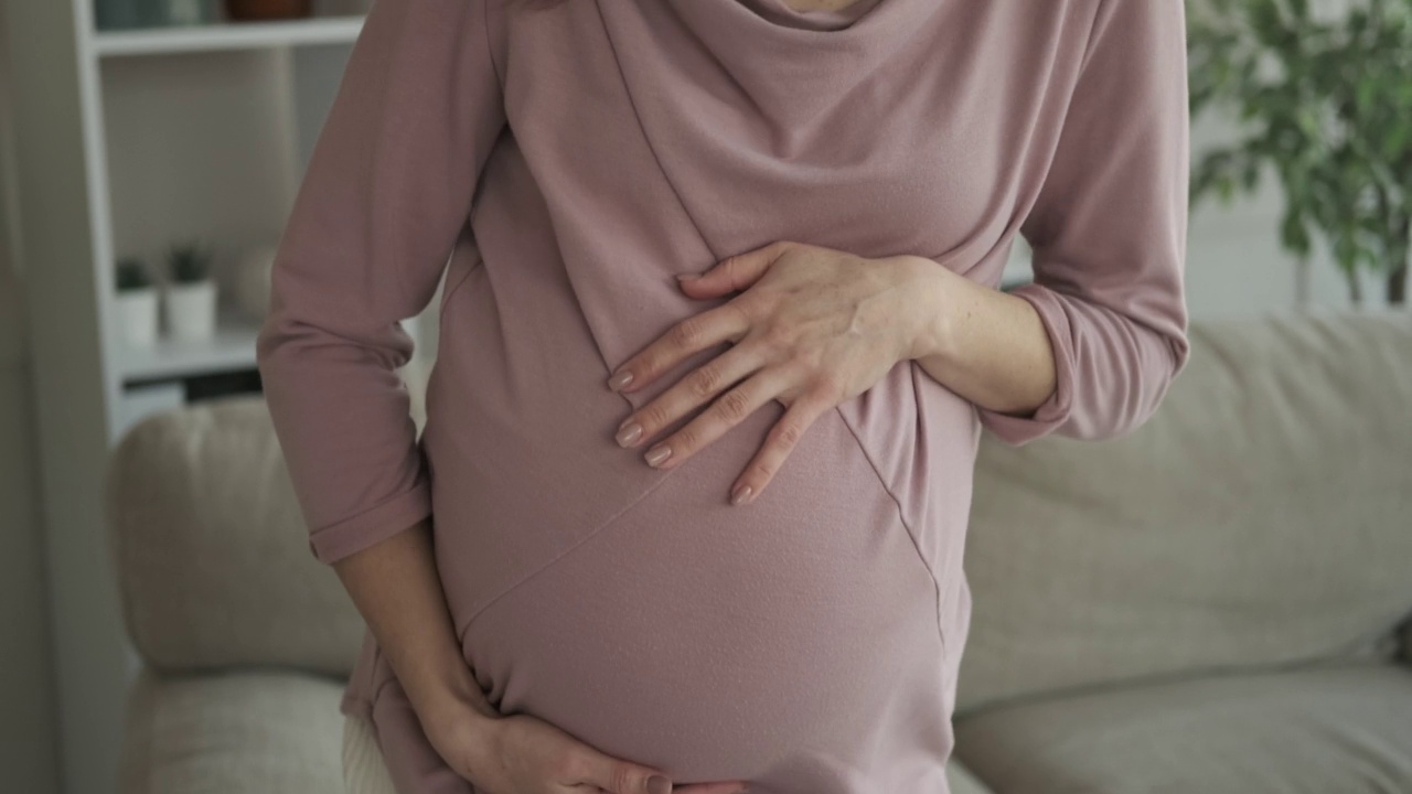 孕妇在家里开心地跳舞视频素材