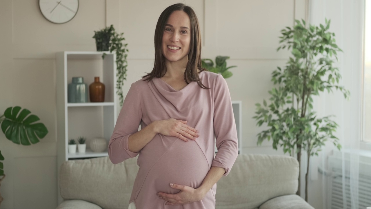 孕妇在家抚摸自己的肚子视频素材