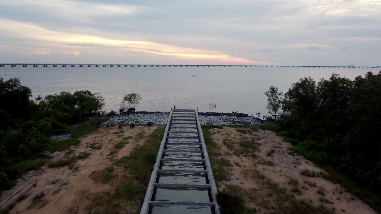 混凝土排水系统通向大海视频素材