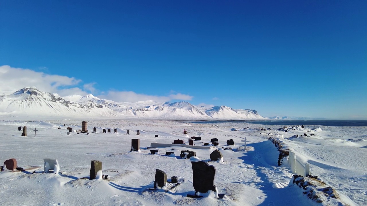 风景如画的冬季景观，在冰岛Snaefellsnes半岛地区，有著名的风景如画的黑色教堂Budir。这座19世纪的小教堂是冰岛最古老的木制教堂之一。视频素材