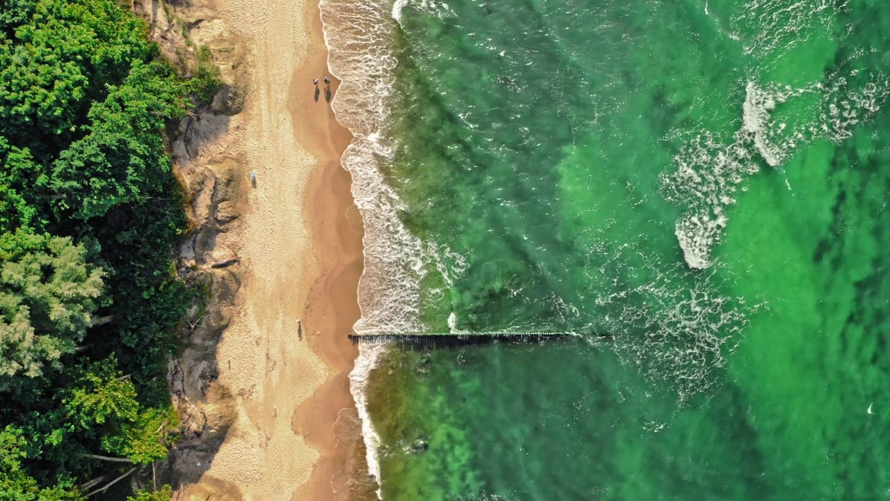 波罗的海上美丽的蓝色波浪。海上旅游。视频素材