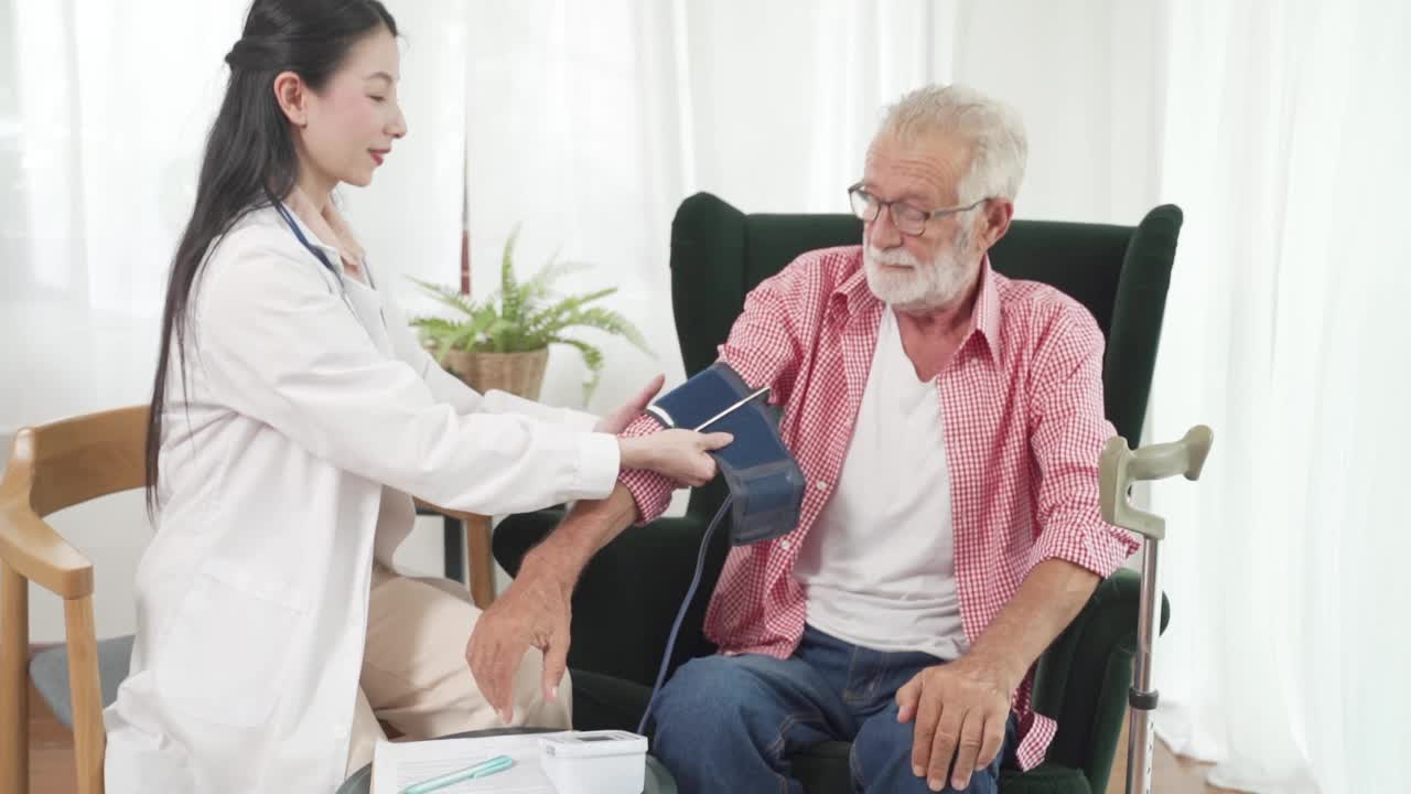 女医生体检体检老年男子视频素材