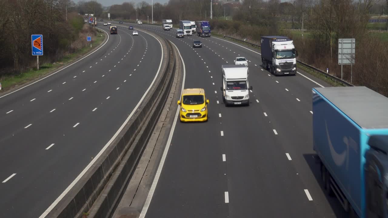 英国北安普敦郡M1智能高速公路上的道路交通视频素材