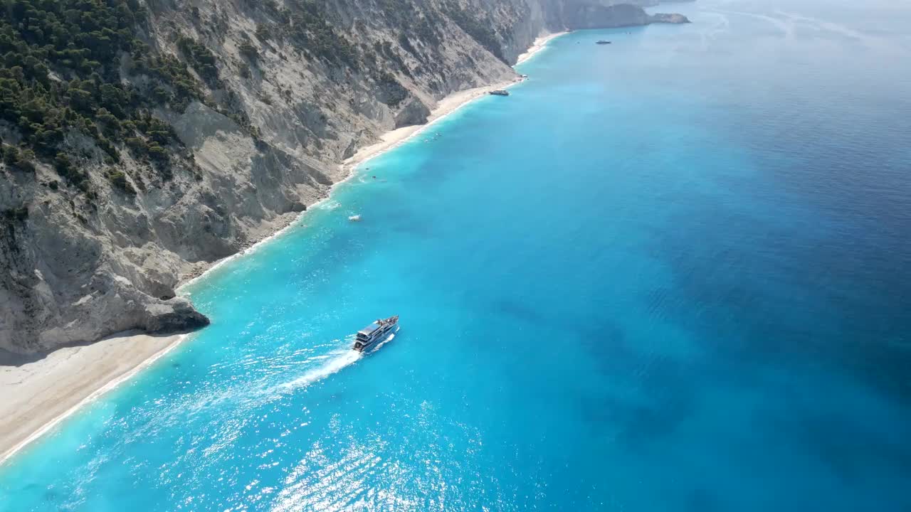 鸟瞰图白鹭海滩游船在蓝色的水视频素材