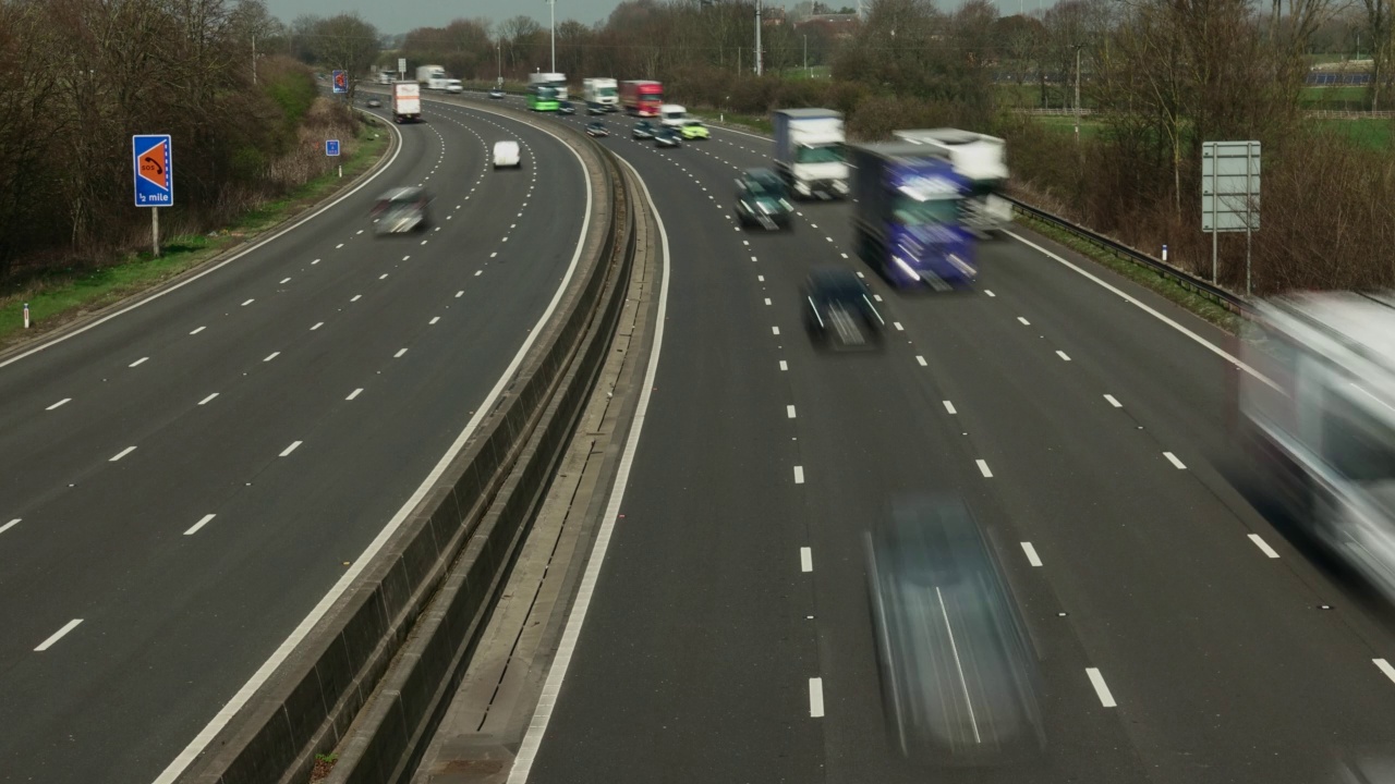 英国北安普敦郡M1智能高速公路上道路交通的时间间隔视频素材