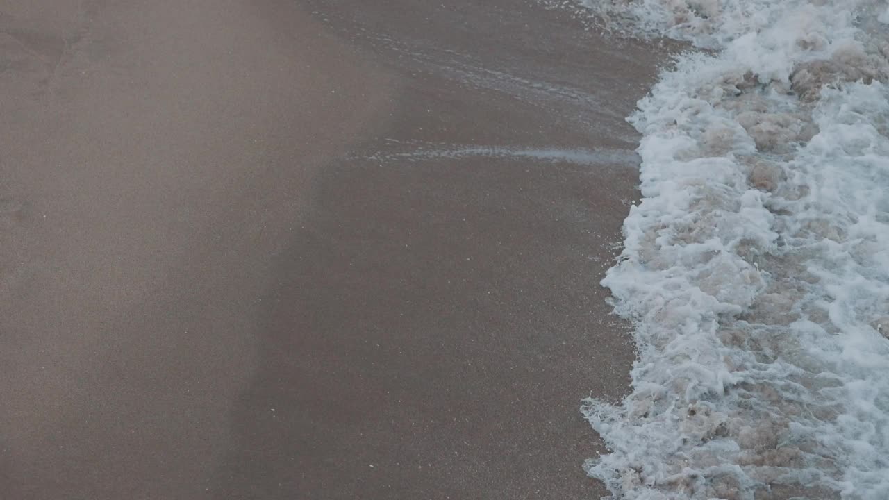 迈阿密，海浪冲击着空空的海滩视频下载