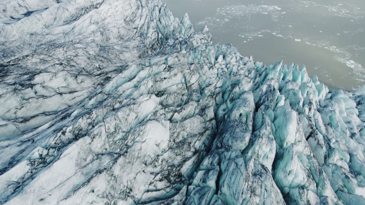 鸟瞰图Hoffellsjökull冰川和河流，冰岛视频素材