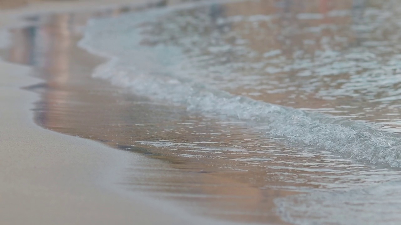 日落时平静的海浪，塞浦路斯视频素材