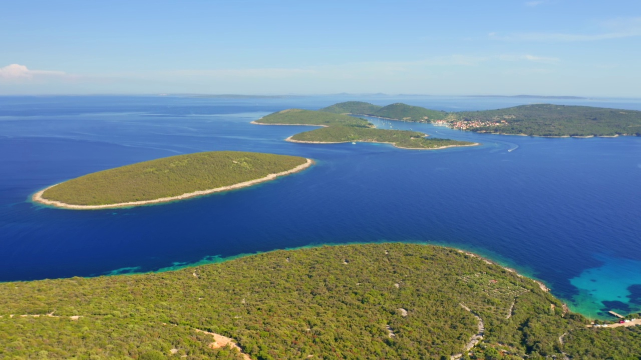 从洛辛尼岛(Losinj island)俯瞰小伊洛维克岛(Ilovik island)令人难以置信的景色。视频素材