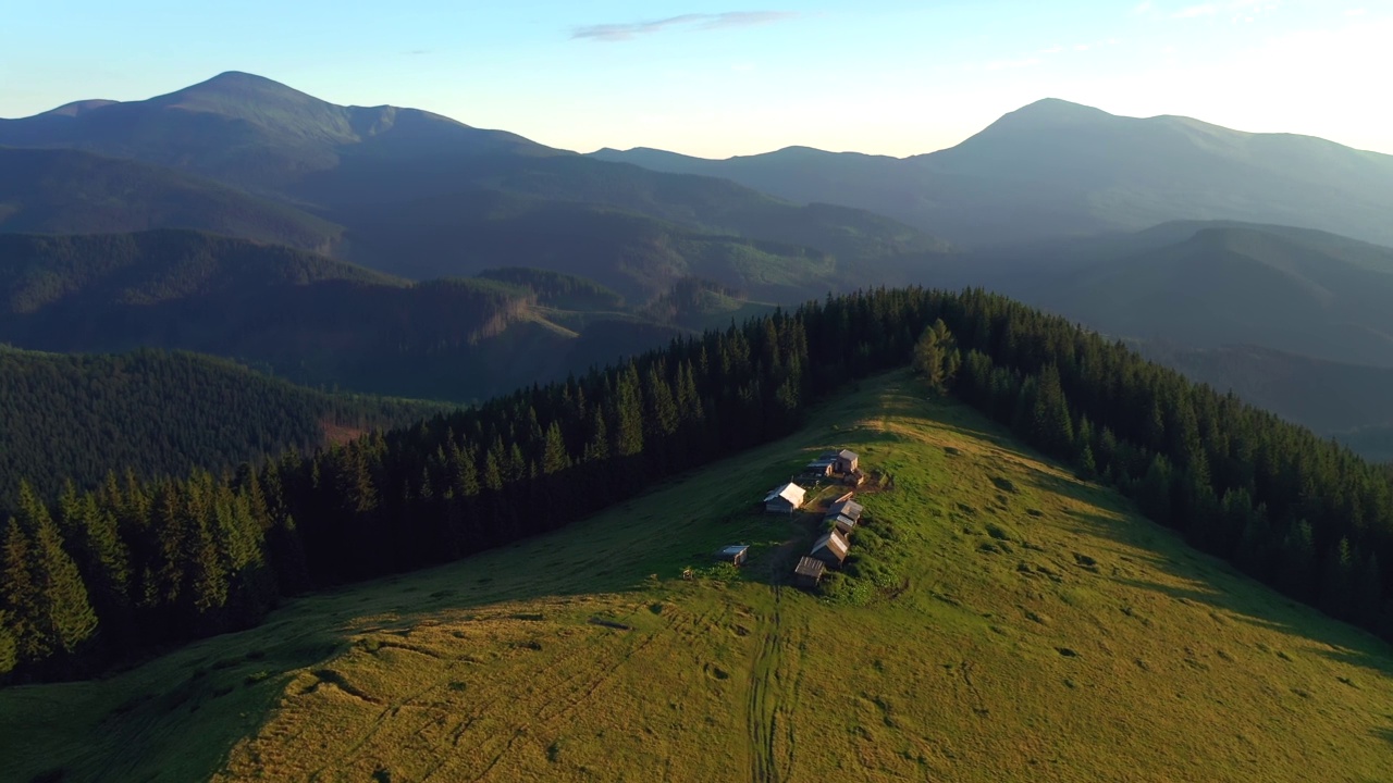 在夏天的一天，从鸟瞰阿尔卑斯山的居民点。视频素材