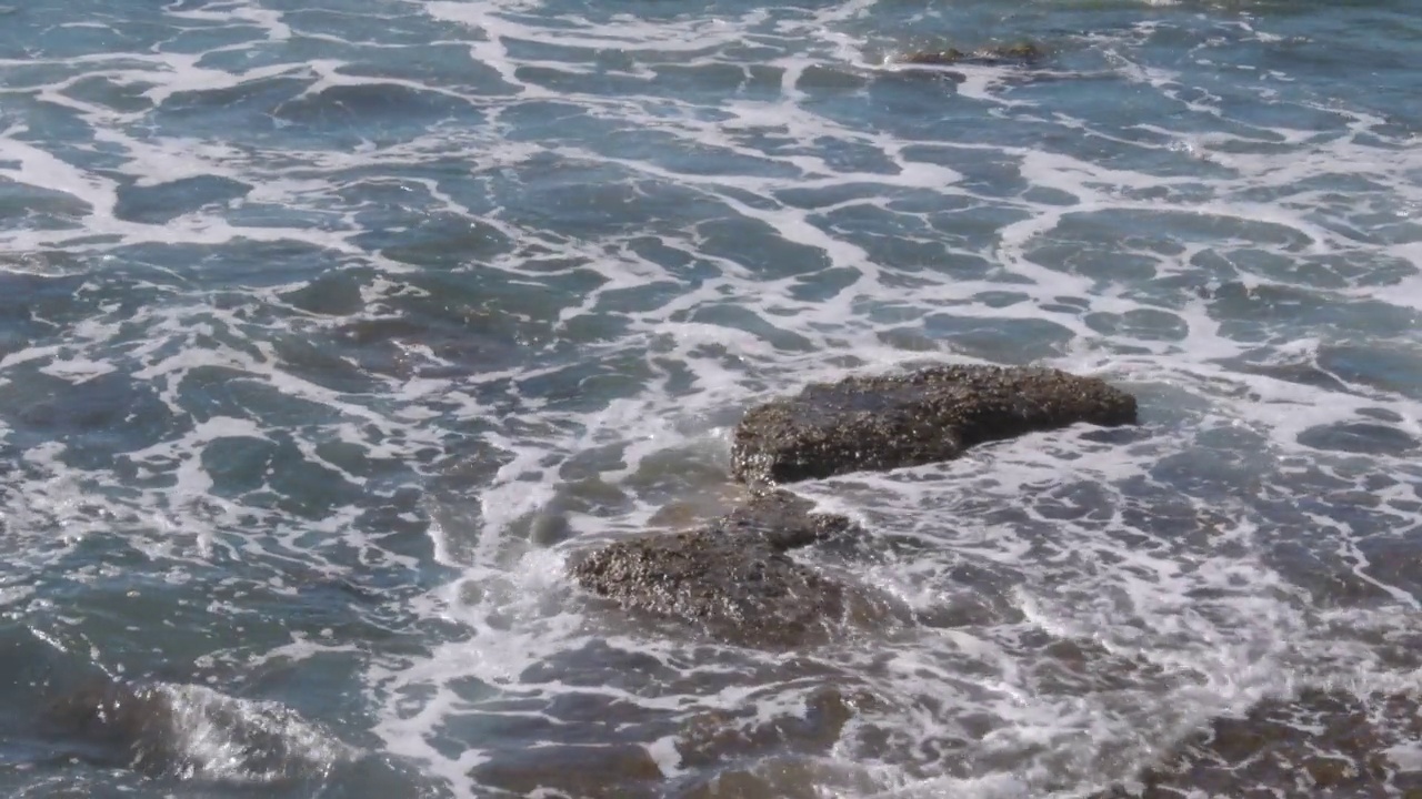 海浪拍打着岩石视频素材