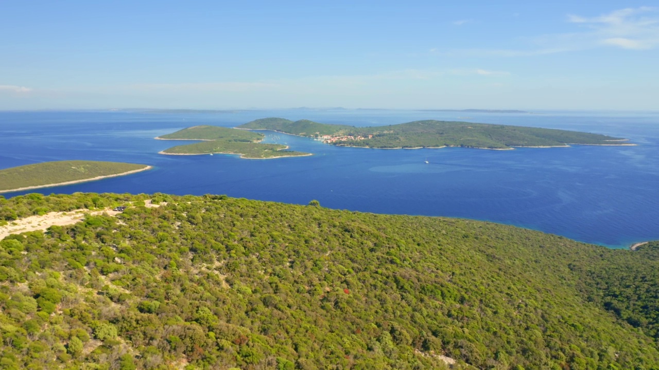 从洛辛尼岛(Losinj island)俯瞰小伊洛维克岛(Ilovik island)令人难以置信的景色。视频素材