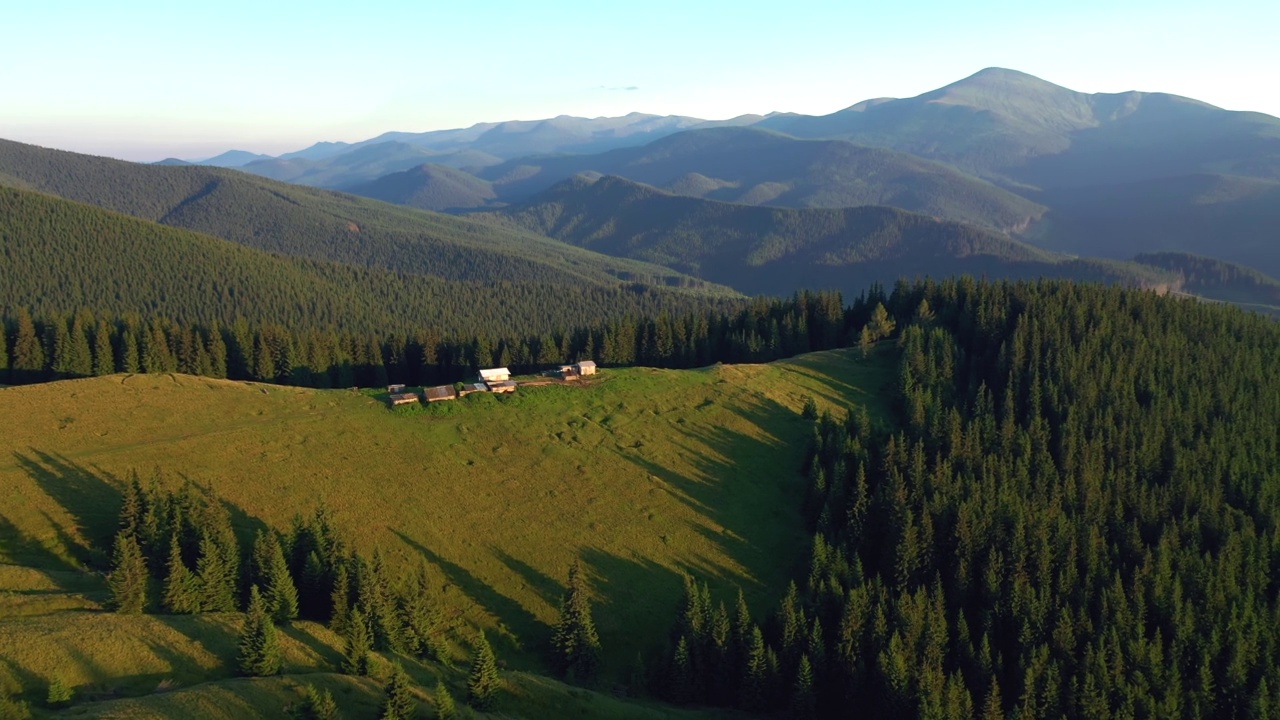 在夏天的一天，从鸟瞰高山定居点的镜头。视频素材