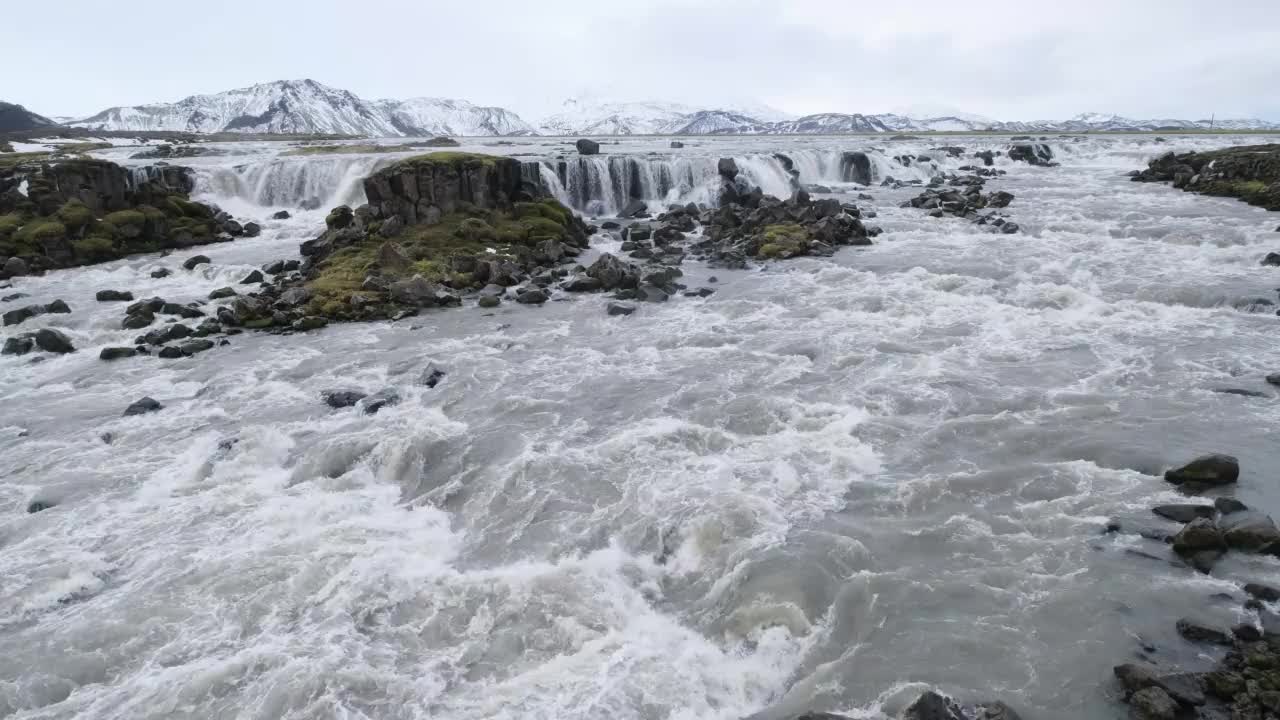 冰岛南部高地的季节变化。瀑布通纳费尔斯瀑布的秋季全景。在遥远的雪山之下。视频素材