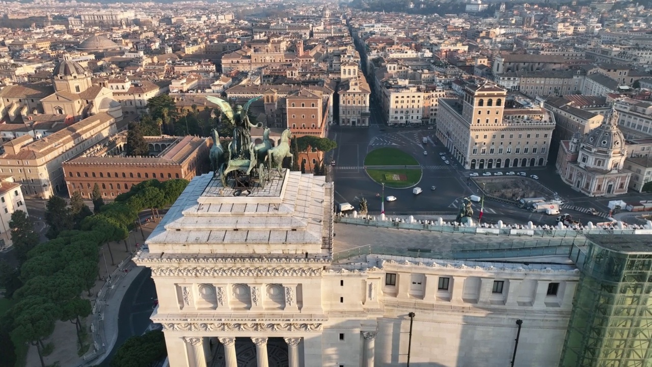 全景俯瞰Altare della Patria和意大利罗马威尼斯广场。视频素材