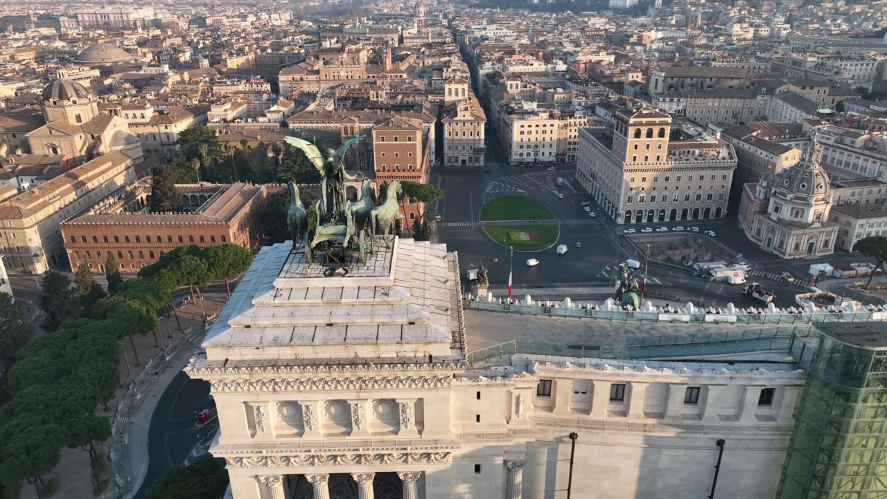 全景俯瞰Altare della Patria和意大利罗马威尼斯广场。视频素材