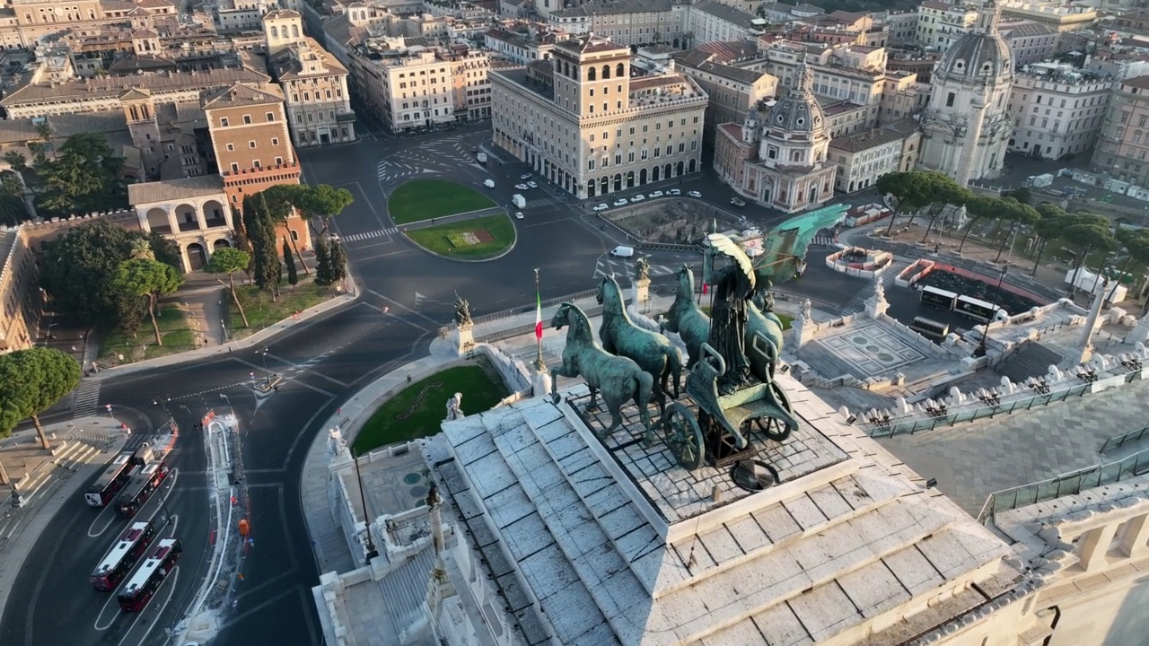 全景俯瞰Altare della Patria和意大利罗马威尼斯广场。视频素材