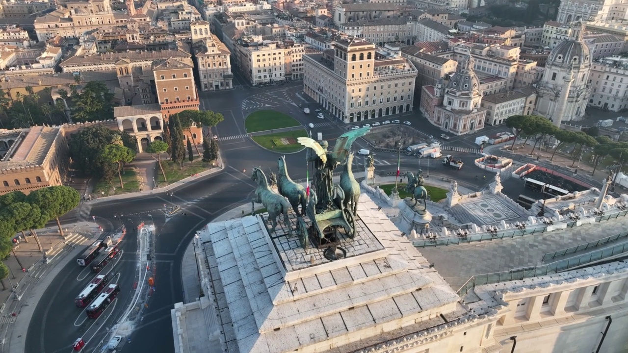 全景俯瞰Altare della Patria和意大利罗马威尼斯广场。视频素材