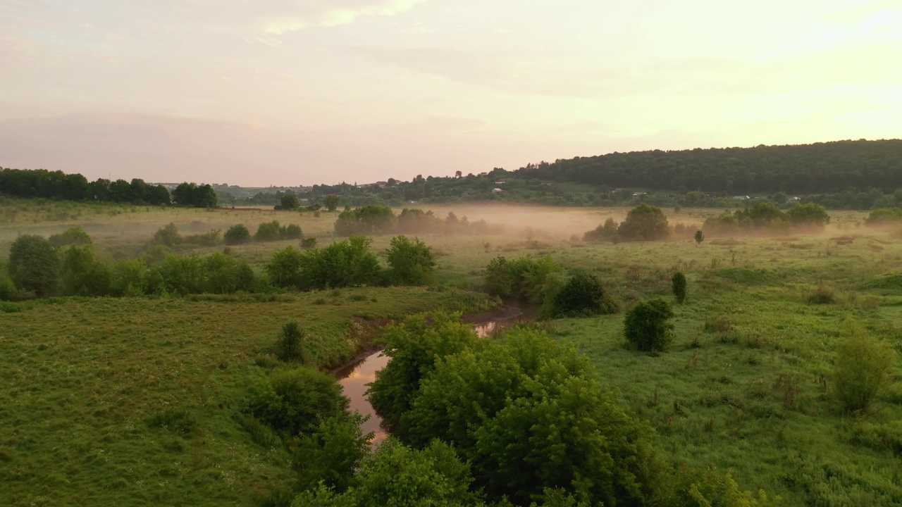 从鸟瞰宁静的乡村风景，航拍的风景如画的边缘。视频素材