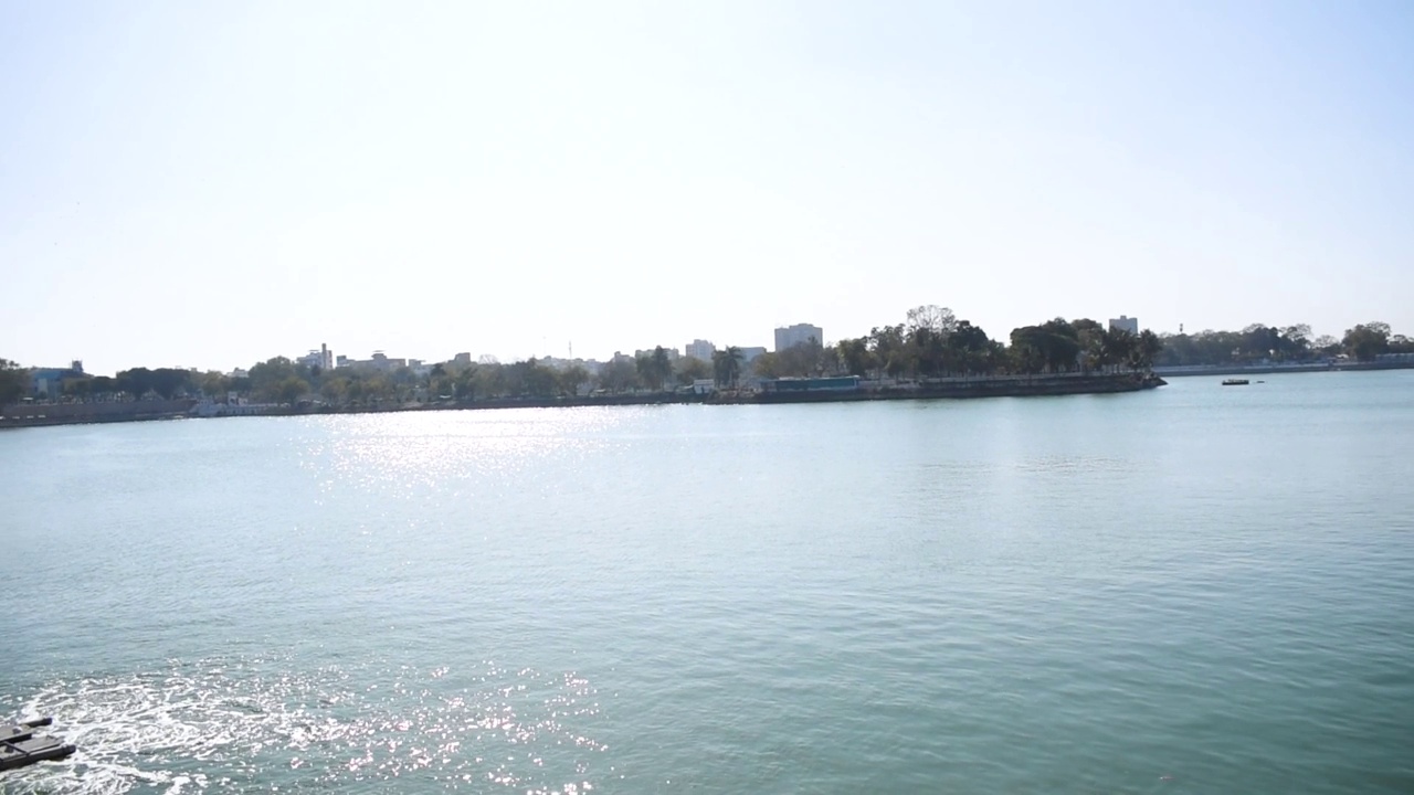 印度古吉拉特邦艾哈迈达巴德的Kankaria湖。湛蓝的湖水。夏日的城市风光视频素材