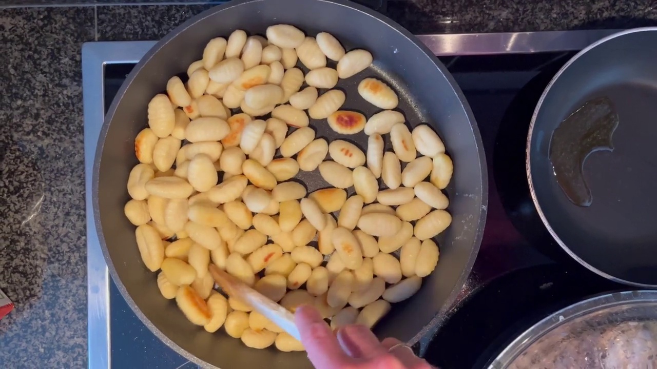 汤圆土豆煎锅新鲜的部分健康餐食品饮食小吃在桌子上复制空间食品背景质朴的顶视图视频素材