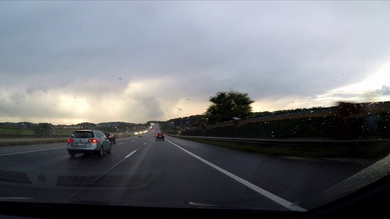 在雨中行驶在高速公路上视频素材