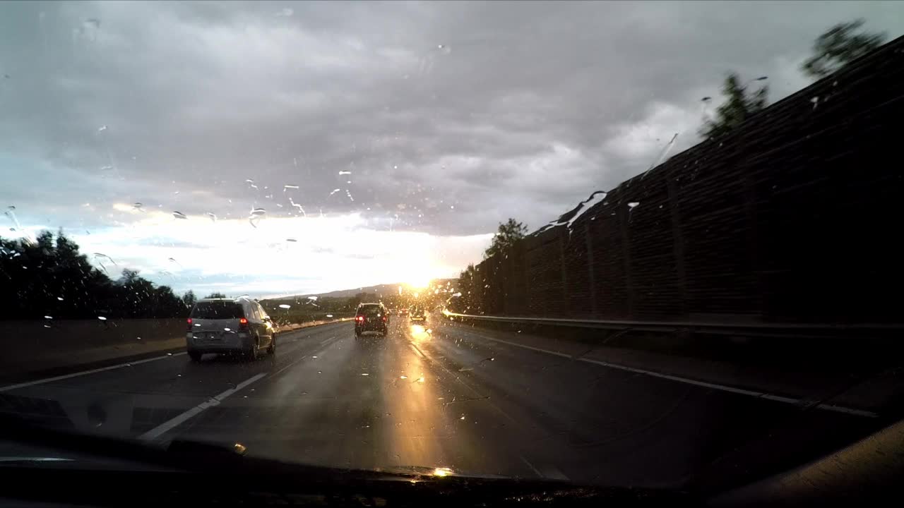 在雨中行驶在高速公路上视频素材